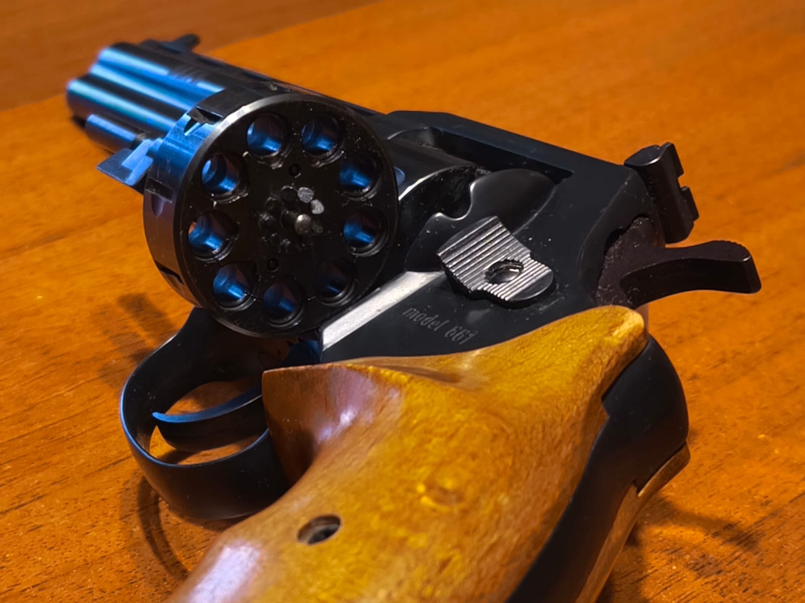 Vyklopený válec pro nabíjení/vybíjení a uprostřed centrální vytahovač nábojnic.