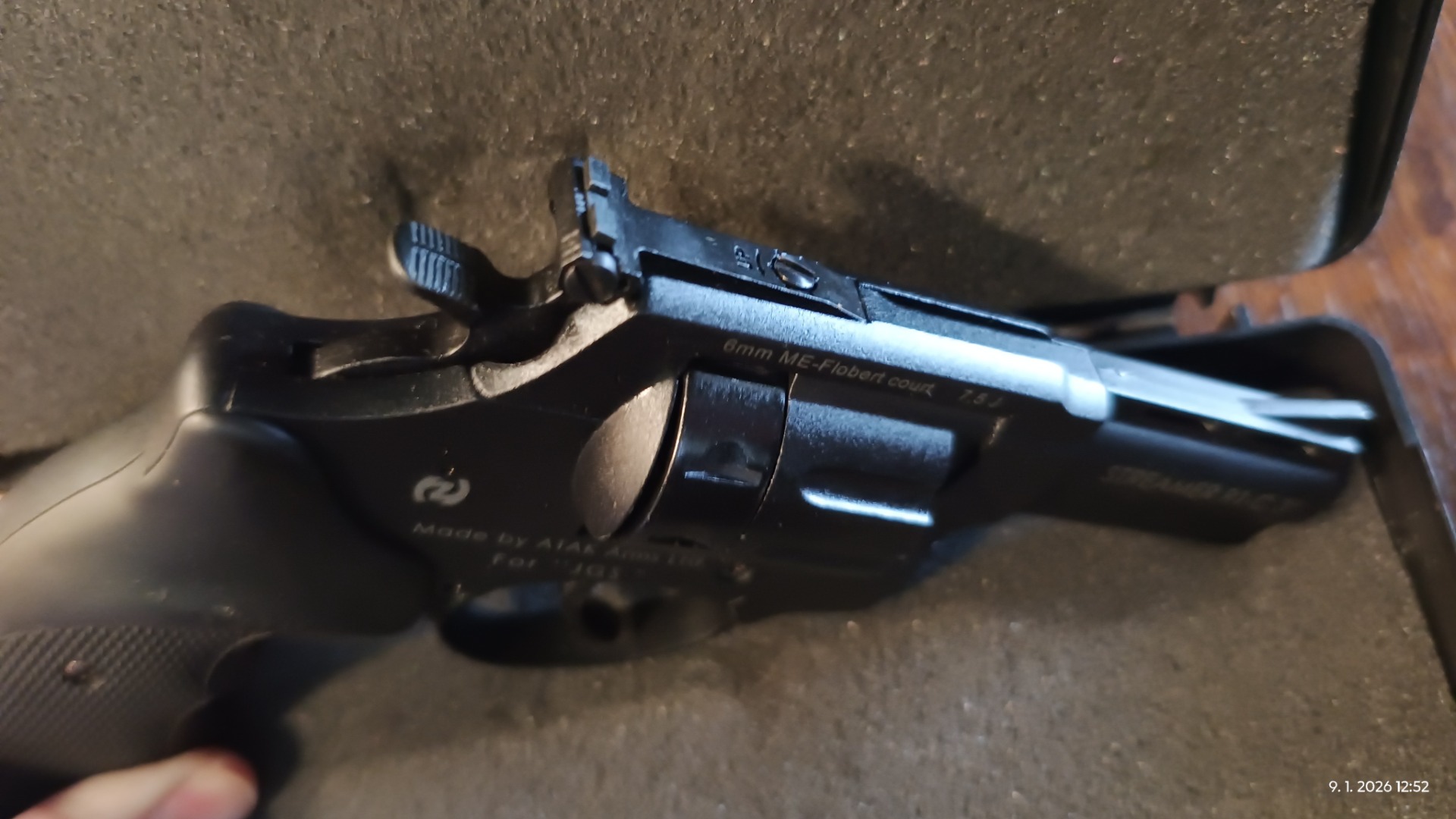 Hledí je stavitelné - výškově, stranově