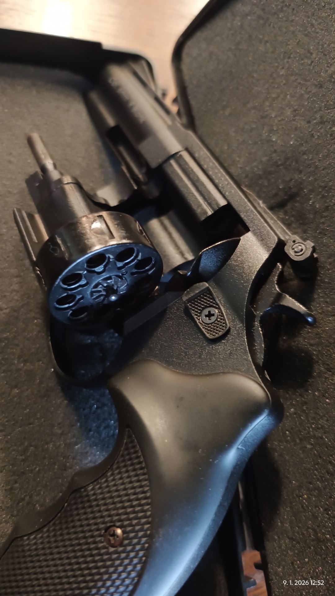 Vyklopený válec pro nabíjení/vybíjení a uprostřed centrální vytahovač nábojnic.