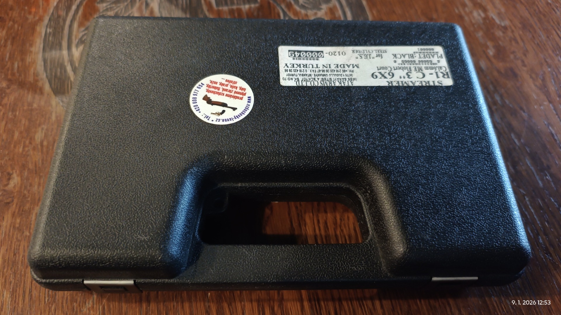 Kufr je vypolstrovaný a velmi odolný