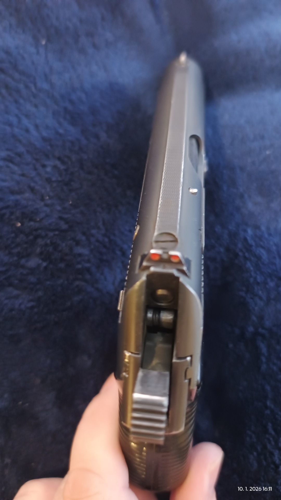 Natažený kohout a pohled na hřbet zbraně