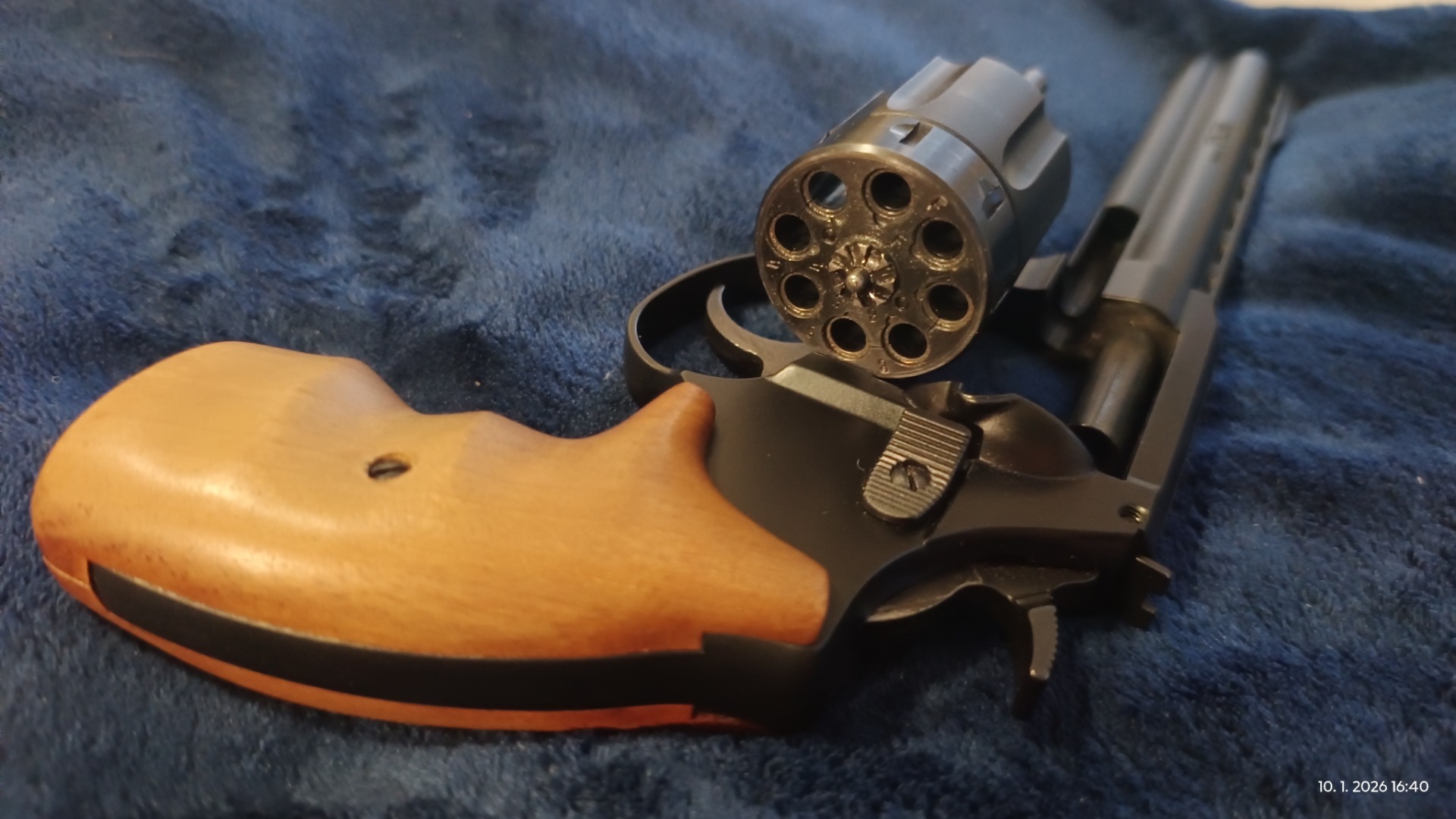 Vyklopený válec pro nabíjení/vybíjení a uprostřed centrální vytahovač nábojnic.