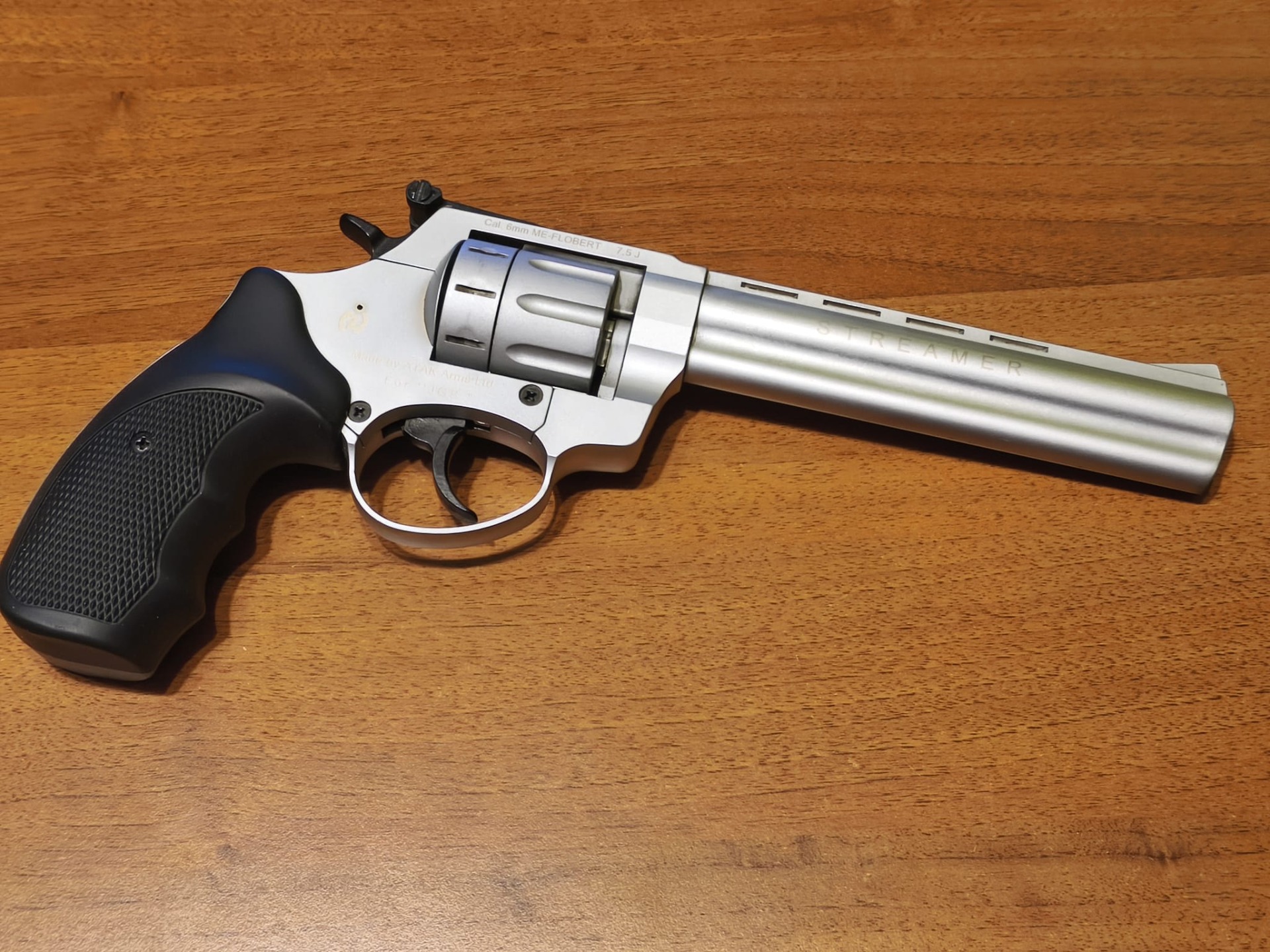 Drážkovaná 6" hlaveň - vysoká přesnost