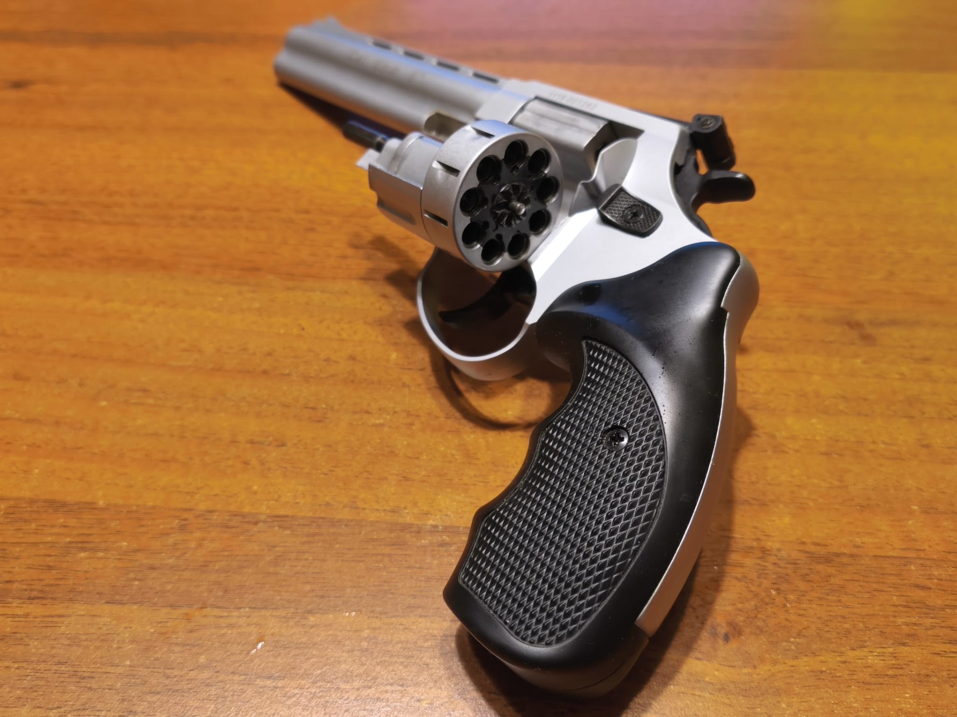 Vyklopený válec, uprostřed centrální vytahovač nábojnic